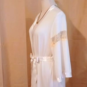 Les Affaires⚘️Women's Cream Light Short Robe. Satin & Lace Detail W8